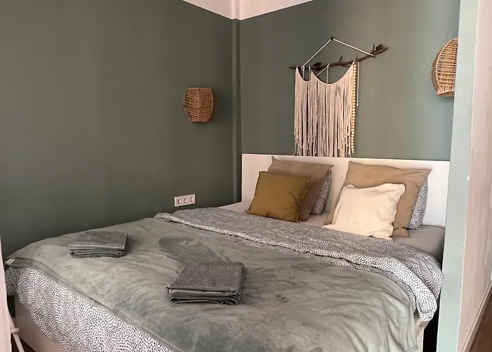 Work Study Apartment *